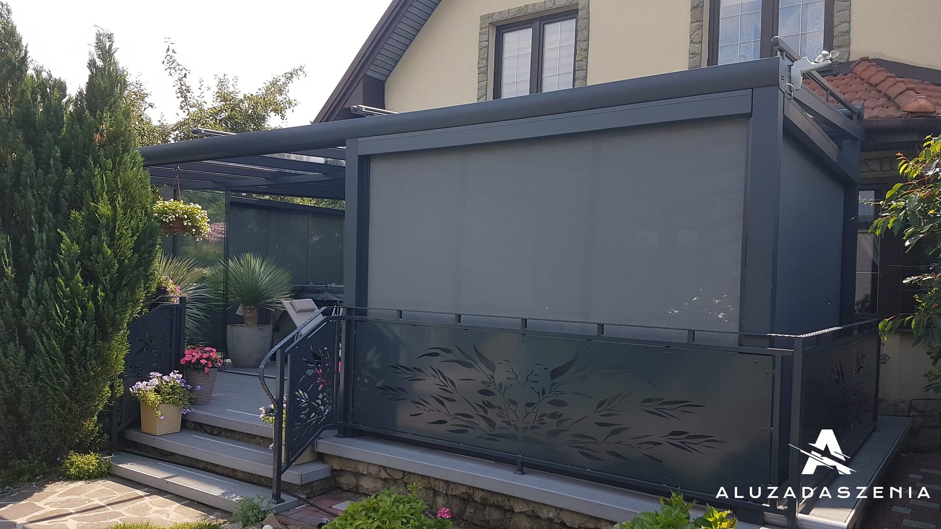 Rolety Refleksol ZIP na pergoli aluminiowej