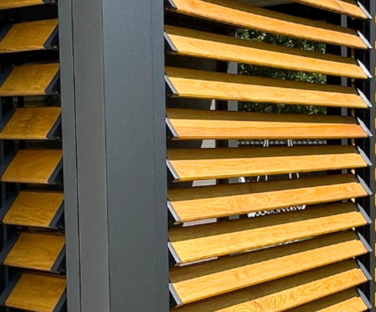 Aluminiowe shuttersy montowane na bokach pergoli